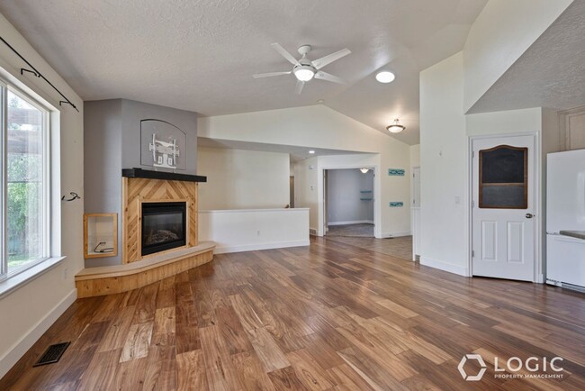 Building Photo - Spacious Home in WVC!