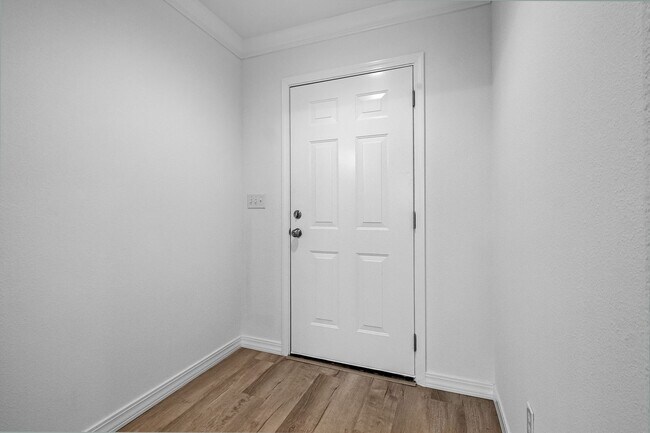 Building Photo - 3 Bedroom 2 Bathroom Home Ready For Move-i...