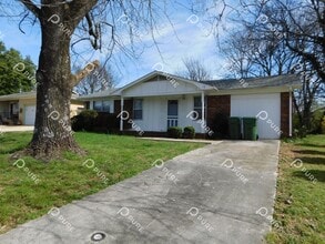 Building Photo - 14015 SW Wyandotte Dr