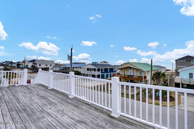 Foto del edificio - 1207 N Topsail Dr