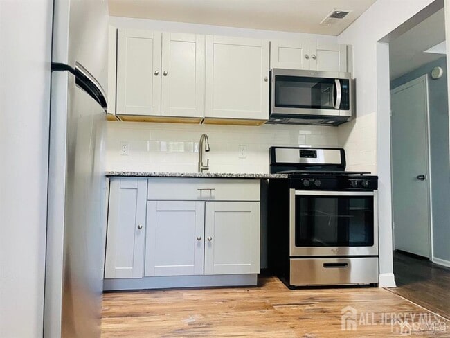 Building Photo - 128 College Dr