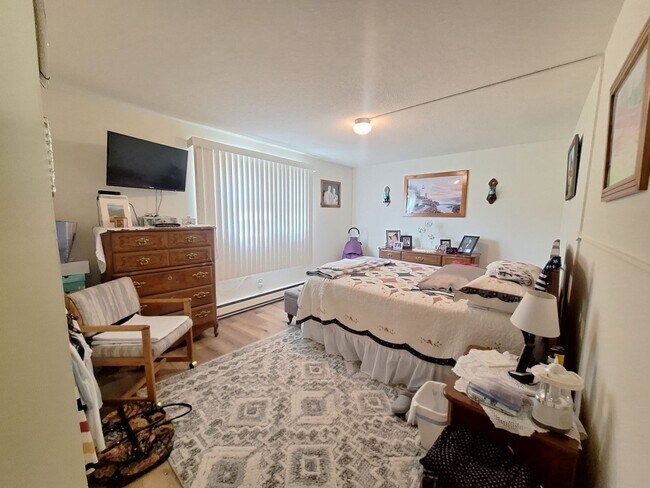 Building Photo - LARGE 3 Bedroom Apartment - AVAILABLE SEPTEMBER