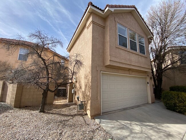 Building Photo - 3 bed 2.5 bath