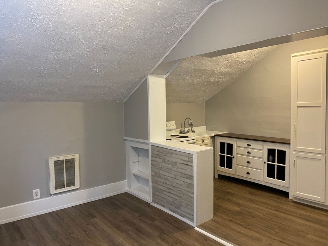 Primary Photo - 443 Greenwood Ave