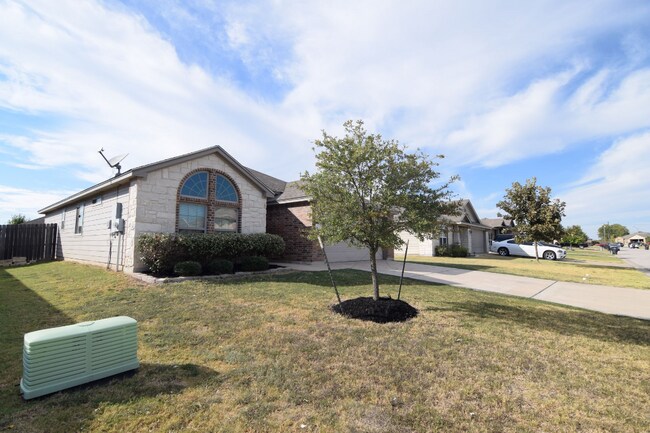 Building Photo - 1108 Roanoke Dr