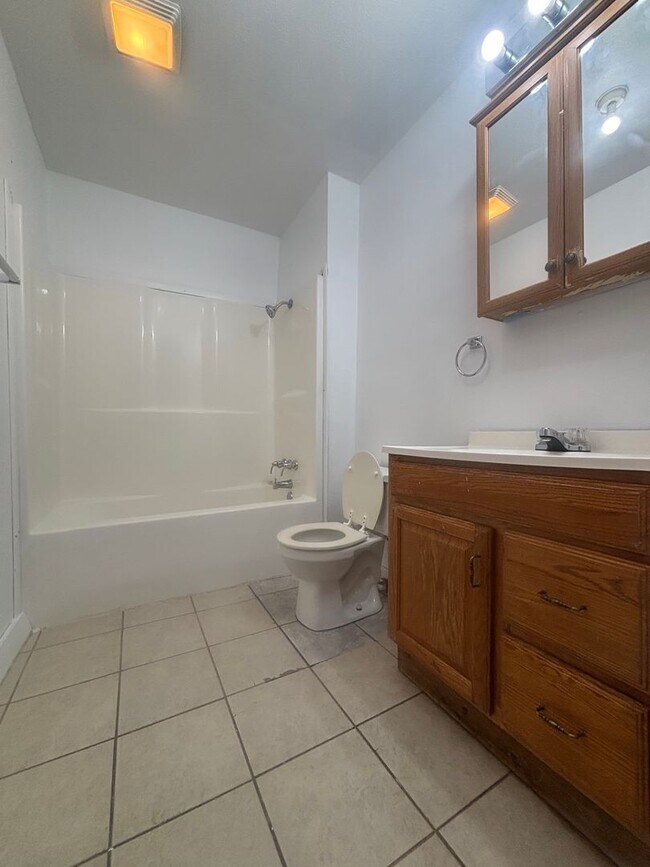 Building Photo - Spacious 3 Bedroom 1 and a Half Bath