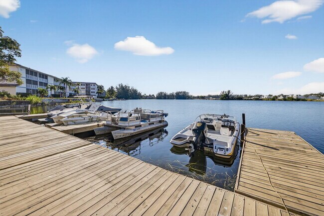 Foto del edificio - 4491 Crystal Lake Dr