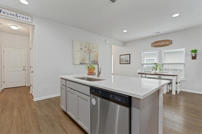 Foto del edificio - 124 Winding Hollow Ln