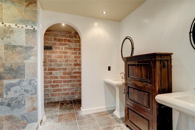 Foto del edificio - 915 N San Jacinto St