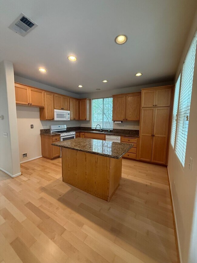 Foto del edificio - 2 story 4 bed, 3 bath home in Simi Valley