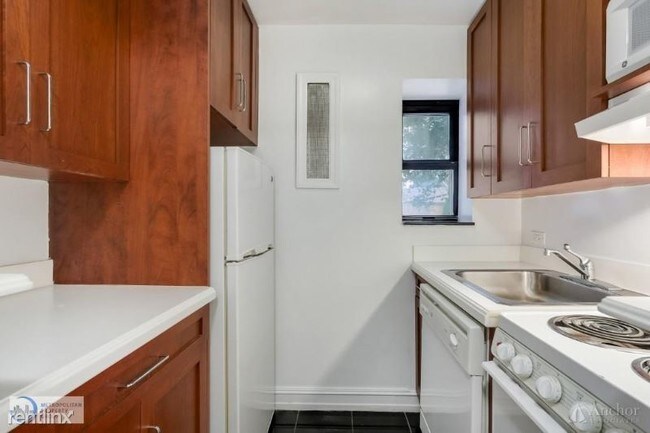 Building Photo - 146 W 68th St