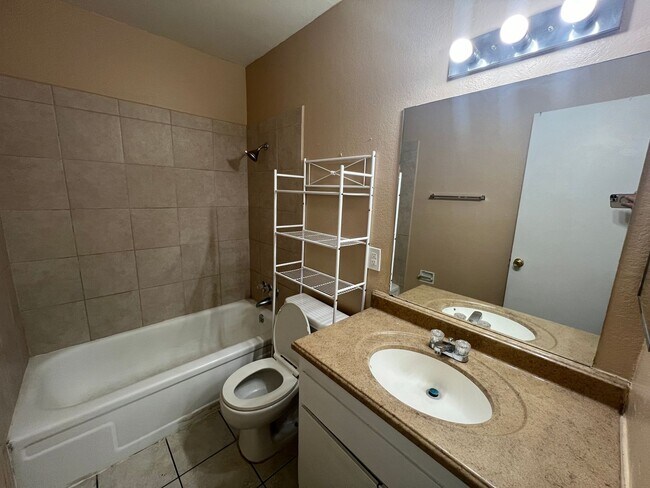 Building Photo - 1 story condo located near Jones & smoke r...