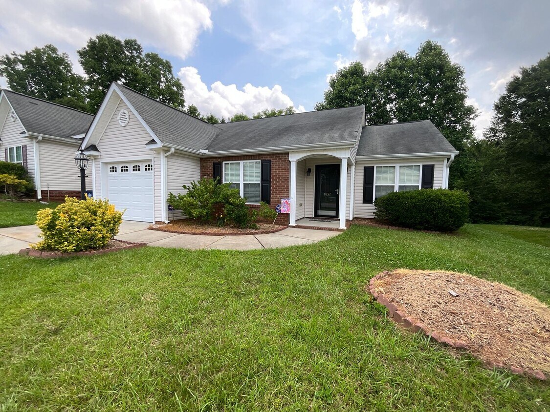 Foto principal - Charming One level 3/2 Home in Oakhurst in...