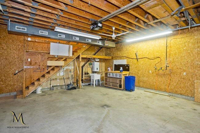 Building Photo - 1692 Memorial Dr
