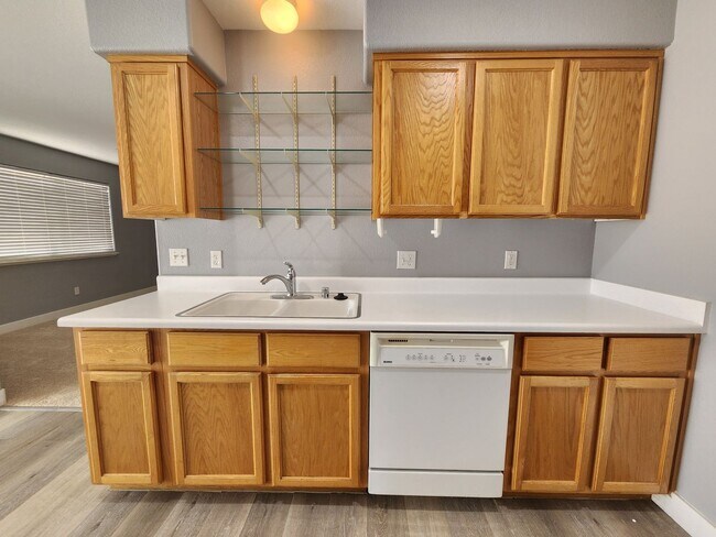 Foto del edificio - HENDERSON: 3 bed/2.5 bath Townhome with Spacious Kitchen, Private Backyard, Large Primary Suite &...