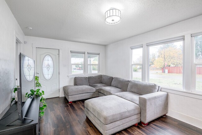 Building Photo - 117 Mosman Ave SW