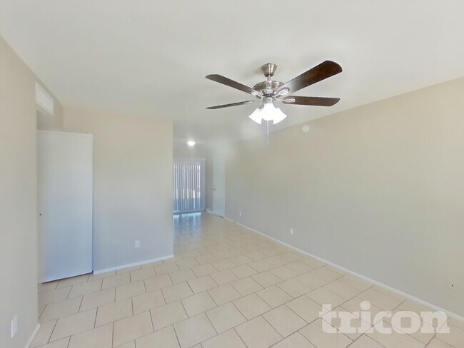 Foto del edificio - 10921 W Turney Ave