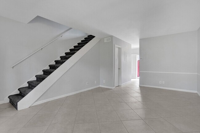 Building Photo - 12 NE 20th Ct