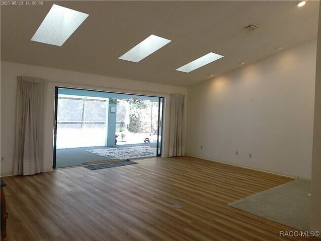 Foto del edificio - 96 Sycamore Cir