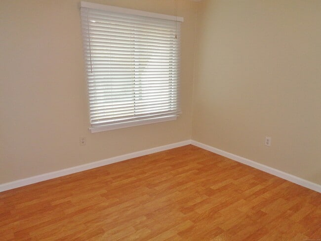 Building Photo - 207 Cottonwood Rd