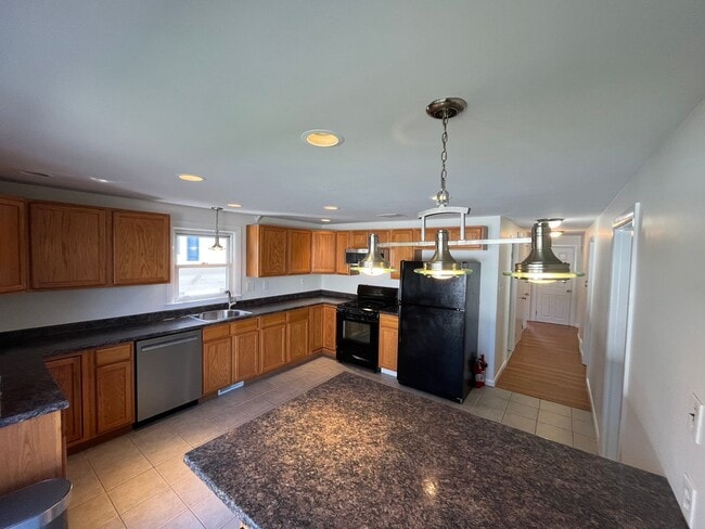 Building Photo - 3 Bedroom Single Family Home