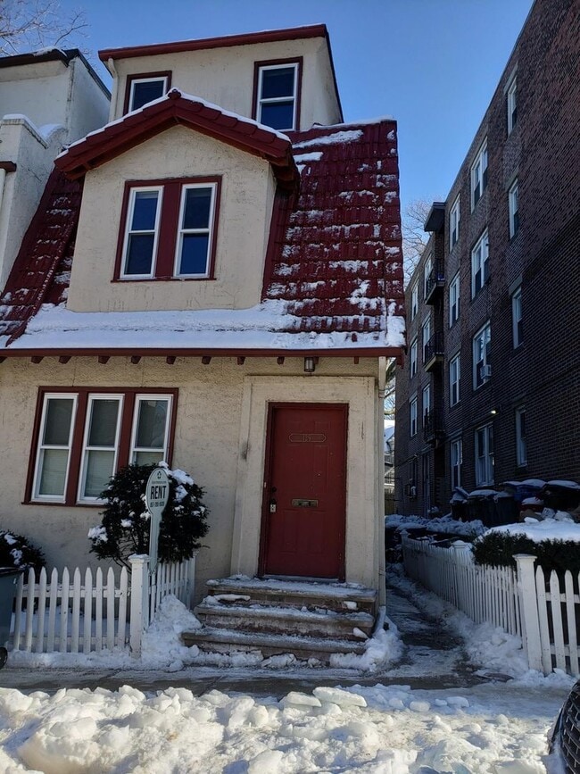 Building Photo - 128 Sutherland,