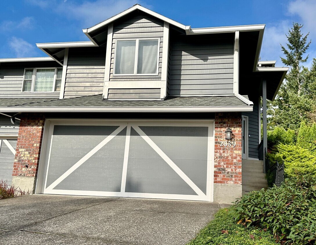 Primary Photo - Lovely Townhome in sought after Hidden Spr...