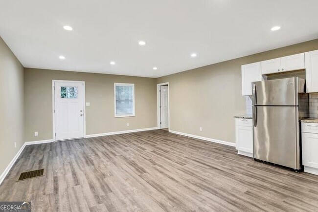 Building Photo - 3881 Bonnie Ln SE