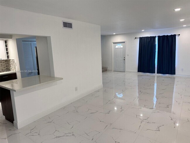 Foto del edificio - 6951 W 17th Ct