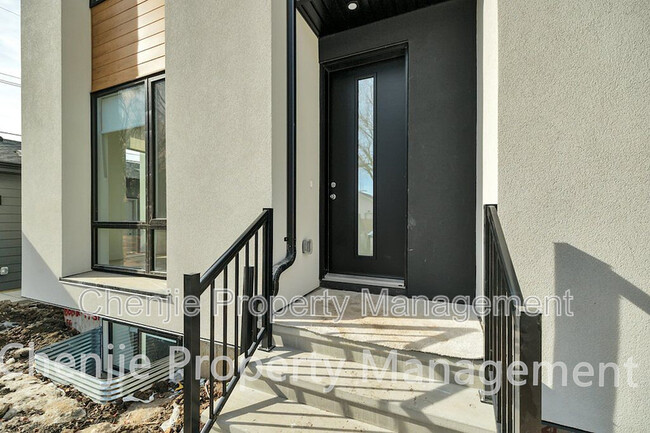 Building Photo - 9651-9686 86 St NW