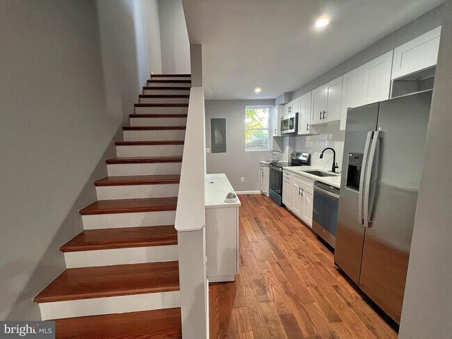 Foto del edificio - 220 N Montford Ave
