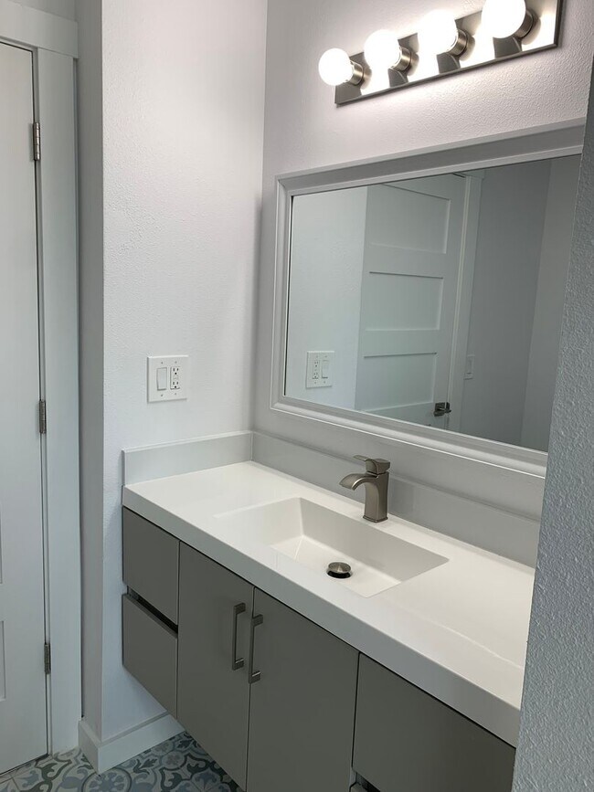 Foto del edificio - Beautiful 1bedroom on Sheridan