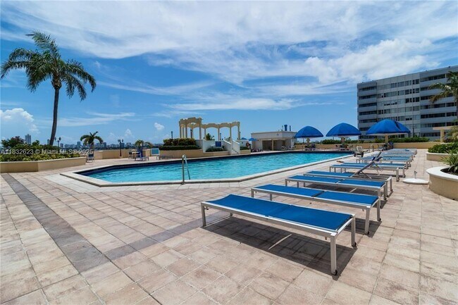 Foto del edificio - 7601 E Treasure Dr