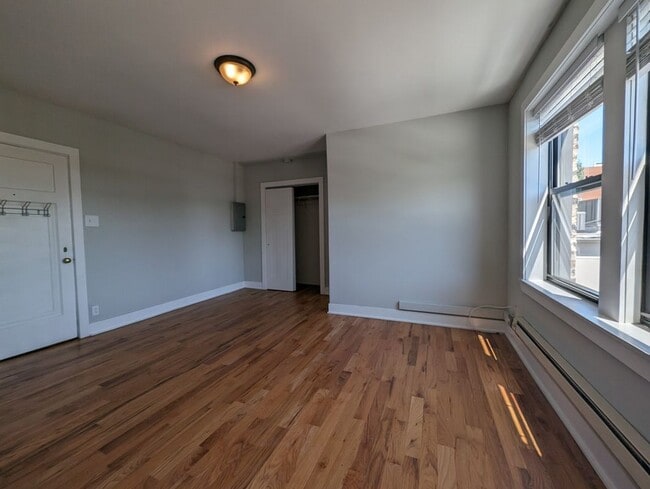 Building Photo - 4614 N Paulina St