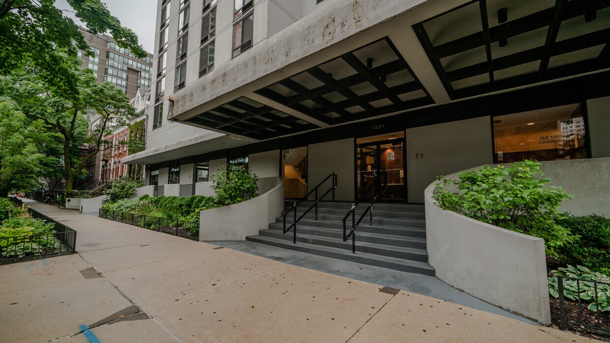 Primary Photo - 1221 N Dearborn St