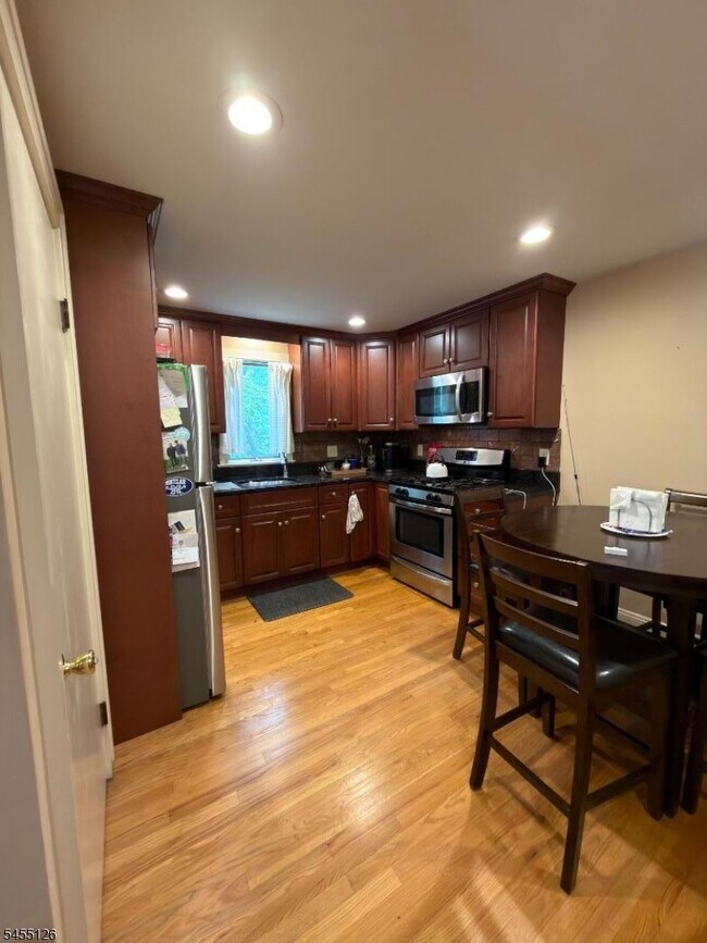 Foto del edificio - 224 Pompton Ave