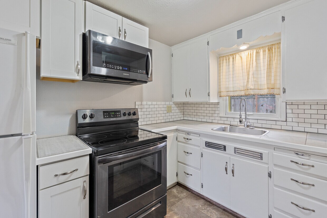 Primary Photo - 4203 Sunset Dr W
