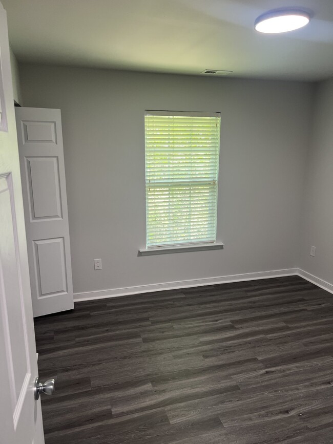 Foto del edificio - Spacious 6-Bedroom Home with 3 Bathrooms i...