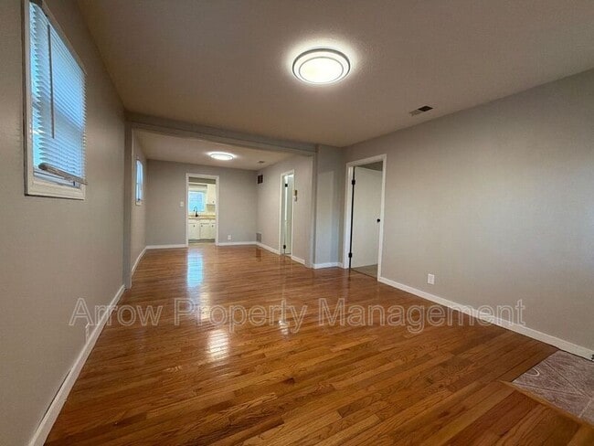 Building Photo - 2205 Holdrege St