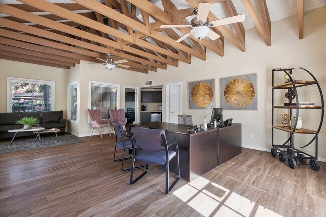 Oficina de arrendamiento recientemente renovada - North Mountain Apartments
