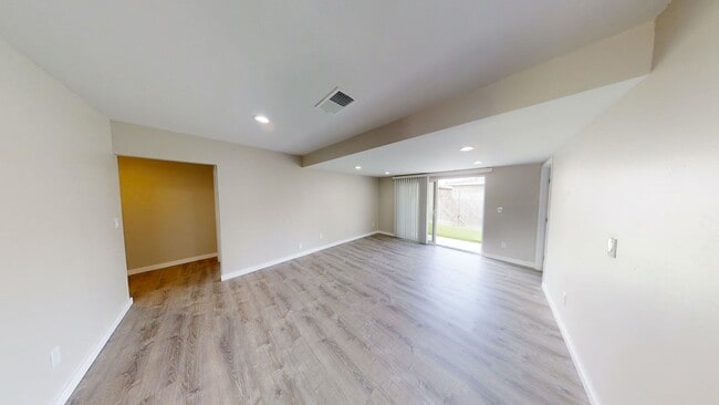 Building Photo - Spacious 5 BR 2 BA!