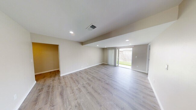 Foto del edificio - Spacious 5 BR 2 BA!