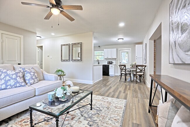 Foto del edificio - 704 Natchez River Cir