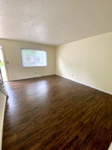 Living Room - 6 Devon Ct