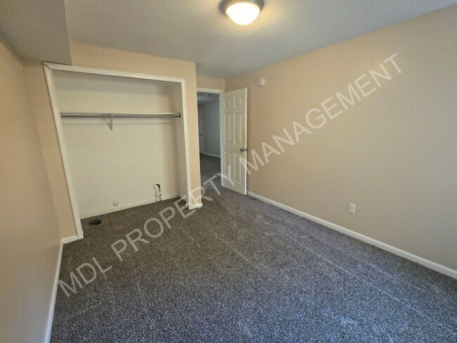Building Photo - 4-Bedroom Duplex in Midland