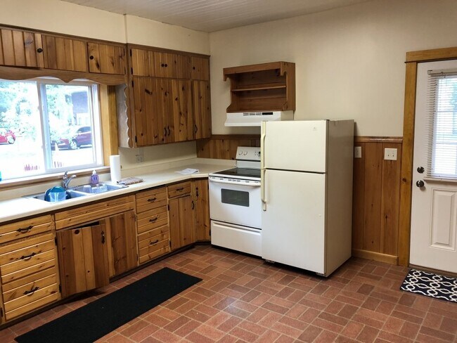 Building Photo - Great 4 Bed 3 Bath! Available June 1st 2025