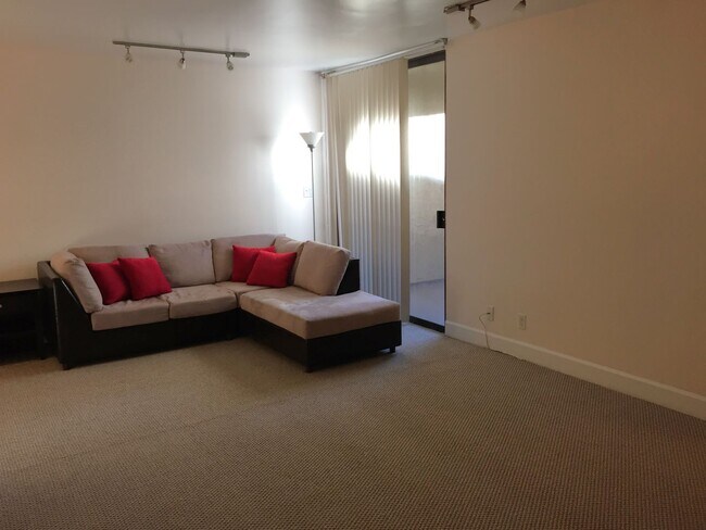 Foto del edificio - 1 Bed + 1 Bath Brentwood Now Leasing for 2026-2027 UCLA Housing