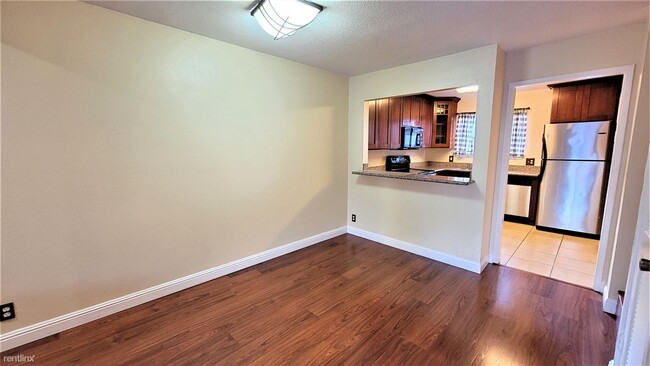 Building Photo - 2 br, 1.5 bath Townhome - 18020 Sahara Road