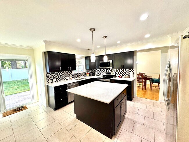 Foto del edificio - Beautifully updated home on large corner lot