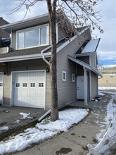 Building Photo - 914-920 20 St SE